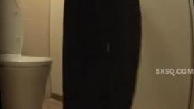 九月专业盗站流出商场女厕洗手盆下暗藏偷拍❤️奇芭的长裤美眉不脱裤子就能尿尿用毛巾擦裤子还往脖子喷香水