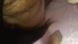 村里的大奶熟女电话二婶聊侃乱伦：你别说了嘛。噼里啪啦的说着云南话，咱也听不懂，吃着鸡巴聊着天，骚死了