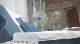 【美女与野兽】上门找熟女技师，边按摩边摸，脱下裤子后入，没搞几下就射了