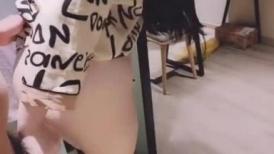 和小姨子偷情。妹妹：过几天我就要回单位了，姐 我的假期快结束了，你正好和姐夫过二人世界了  姐姐：多住一段时间呗！