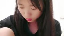 年轻妹子小雅每晚跟他的小哥啪啪啪给狼友看，全程露脸舔弄大鸡巴，让小哥吃奶玩逼无套抽插，疯狂的冲刺蹂躏