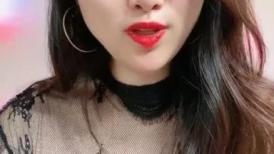 丰乳肥臀御姐【欧美鹿鹿】顶级大肥臀，拨开内裤跪沙发被后入，骑乘位猛坐，爽翻白浆四溅