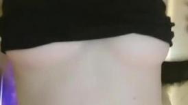 平台人气女模全程露脸情趣诱惑，激情大秀陪狼友骚，跟狼友互动揉捏骚奶子展示性感的逼逼，看淫水自己流下来