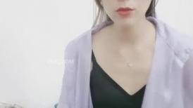 外表很良家气质型御姐，近期下海小尺度，衬衣短裙，半脱下内裤揉穴，跪在椅子翘起美臀