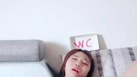 着装性感内衣丰满吊钟奶，可爱妹子大黑牛跳蛋加持刺激鲍鱼