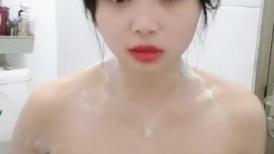 可爱的大奶小妹洗澡诱惑，露脸陪狼友撩骚，听狼友指挥掰开小嫩逼给你看，揉捏骚奶子，撅着屁股让狼友草好骚