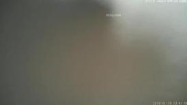 科技园女厕格子裙黑打底清纯小美女 两片湿滑的红嫩唇缝看着馋人