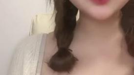 两根小辫子肉欲系萌妹！白嫩巨乳大肥臀，多毛骚穴掰开特写，三根手指插入，小小年纪骚的很