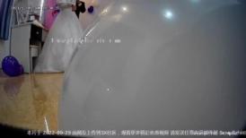 纱店老板暗藏摄像头偷拍前来拍婚纱照的新人换衣服,新郎还趁新娘子换婚纱的时候趁机摸她奶子
