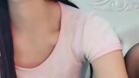 说话温柔文静美女！性感黑丝美腿！撩起裙子翘起美臀，掰开粉穴特写，中指插入扣弄诱惑