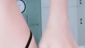 风骚少妇大战头套男 ！黑丝美腿掏出奶子吸吮 ！骑乘位打桩机 爆操骚穴流出白浆 扶着屁股一下下撞击