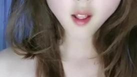 科技小晶晶~居家裸聊呼叫爸爸 假大屌鸡巴狂抽骚穴 双手沾满淫汁流湿了被单 好痒好痒，快受不了啦，爸爸你在哪里！