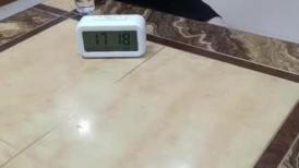 勾搭在厨房忙碌的嫂子啪啪，卧室直接强硬扒光，揉奶玩逼大鸡巴插进去瞬间就臣服了，多体位蹂躏爆草直接内射