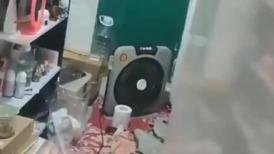 偷窥隔壁小情侣啪啪 漂亮美眉趴在地上被眼镜男友后入输出 听对话貌似在爆菊花 是熟人特别紧张