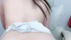 颜值不错的小少妇穿着性感的睡衣诱惑狼友，肤白貌美大白屁股，镜头前揉奶玩逼，特写展示风骚诱惑精彩不断
