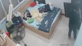 出租屋监控偷拍 眼镜气质白领姐姐看淫片自慰，先扣阴道后扣屁眼,逼逼上才刚长了一点毛就性欲这么大