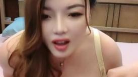 爆乳开档黑丝少妇露脸跟眼镜小哥一起直播大秀，让小哥揉奶子，跳蛋玩弄骚穴，小嘴还要深喉大鸡巴浪叫呻吟