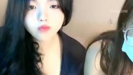 气质可爱肉嘟嘟的妹子和闺蜜一起下海巨乳大奶，主动掰穴一黑一白风格各异