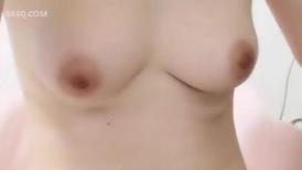 清纯系小姑娘露脸丝袜诱惑，可爱的马尾辫娇嫩好身材无毛白虎逼，听狼友指挥展示，撅着屁股掰开逼给狼友看