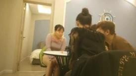 【换妻游戏呀】，迎国庆，夫妻交换新作，良家夫妻情色游戏，制服诱惑，乳浪翻滚淫声震天，精彩