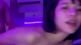 21岁鲜嫩短发女孩~趴着让男友后入抽插，挺拔的上围，晃起来真摇命~叫声甜美！看得鸡巴硬已晚上！！