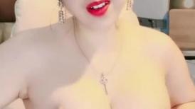 大眼美少妇，白皙白嫩丰满大奶，黑丝情趣内衣，白虎极品穴热舞