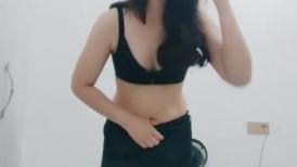 极品御姐露脸穿上黑丝高跟诱惑听狼友指挥跟大哥激情啪啪，舔弄大黑鸡巴，如狼似虎的年纪各种抽插要榨干大哥