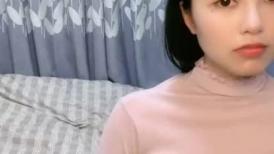 甜美酒窝极品小姐姐！一对豪乳超性感！撩起衣服露奶子，半脱下内裤翘肥臀，摇摆极度诱惑