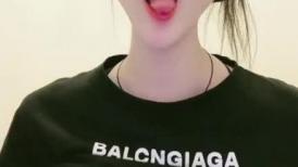 颜值美女和闺蜜一起！69姿势互舔骚逼！假屌抽插小逼挺粉，骑乘位深插，多毛骚逼太骚了