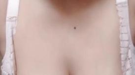 哺乳期的奶妈这大奶子奶水好多，自己都往下滴答，抠着骚穴玩着奶诱惑狼友，逼逼特写洗澡诱惑给狼友喂奶吃