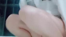 寂寞的财务姐姐饥渴坏了，全程露脸陪狼友骚，看着狼友的淫词荡语骚穴直流水，自己舔奶子阳台上跳蛋抽插骚穴