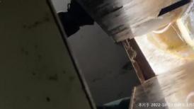 医院女厕再遇运动装麻花辫小美女 无毛馒头穴上两片薄唇肉真诱人