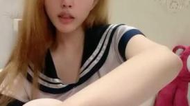初下海网红美女！学生情趣装制服！白皙皮肤丝袜美腿，半脱下翘起美臀，无毛肥唇美穴