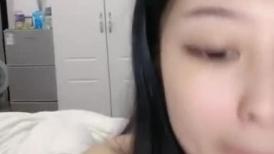 极品美女【上海卓卓】来大姨妈诱惑秀，灵活舌头舔假屌，掰穴特写塞着棉棒，黑丝美腿搔首弄姿