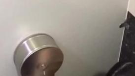 女厕拍逼时候发现隔间有一对情侣,你舔我逼，我吮你鸡巴,故意把旁边门使劲敲一下,顿时吓得男的鸡巴都软了