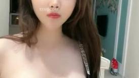 气质新人妹子，和男友日常性生活，玩耍男友鸡巴，勾引玩硬了身材超好，换上情趣衣吃奶玩穴超粉蝴蝶逼