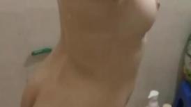 宿舍管理员女生宿舍窗外 偷拍漂亮学妹洗澡,站着洗逼的动作狂野又霸气很有撸点