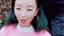 大耳环风骚少妇露脸跟大哥野外激情啪啪，露脸深喉口交大鸡巴，脱了裤子让大哥无套爆草蹂躏，最后浓精射嘴里