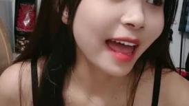 一对美乳漂亮小姐姐！掏出奶子好柔软！翘起大屁股掰穴，特写视角小穴紧致，晃动奶子极度诱惑