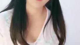生过孩子的小萝莉还是这么可爱，露脸直播赚奶粉钱够多狼友，揉奶玩逼道具抽插，高潮冒白浆，淫声荡语互动