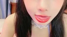 软绵绵的乖巧妹子，露脸白丝情趣装诱惑狼友，掰着逼逼给狼友看，揉着小奶子跳蛋自慰呻吟，表情好骚精彩刺激