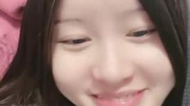 甜美乖巧邻家妹妹！聊的开心给大家看逼！特写小骚逼，毛毛比较砸乱，拨弄掰开家里没道具