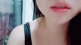 气质白领美少妇下了班一个在家自慰跳蛋自慰刺激，表情勾引狼友蹲下特写手指掰穴淫水流了一地