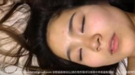 把约到的逼毛旺盛小姐姐迷晕在床上肆意揉捏玩弄这氛围刺激销魂，大长腿黑黝黝逼毛真是一道美味佳肴啊【水印】