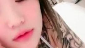 超棒颜值！花臂满背纹身美女！白皙皮肤全裸诱惑，掰开小穴特写紧致，摆弄弄各种姿势超诱人