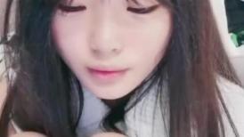 甜美少女白虎肥穴！撩起衣服贫乳！翘起双腿揉搓，干净无毛美穴，镜头对着屁股极度诱惑