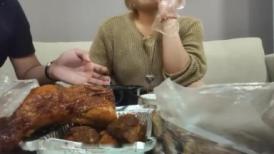 【情感老男孩】，泡良达人，27岁离异小少妇，烤鸭美酒私密约会，掰开粉逼抠抠插插，激情一刻销魂