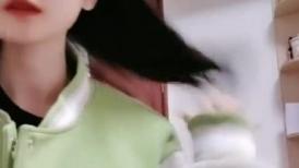 高冷气质颜值美女！新人下海很直接！脱下裤子掰穴看，多毛小穴特写，骚逼看着非常紧致