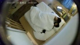 上帝视角数对男女激情滚床单 大叔牛逼人体悬浮日逼式振动棒肉棒配合爆草JK制服反差妹-1