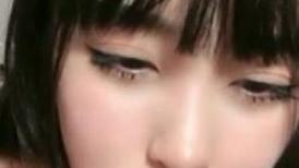 肉嘟嘟的可爱妹子，给男友先舔硬了口交起来深喉怼嘴，女上位无套啪啪插入插穴